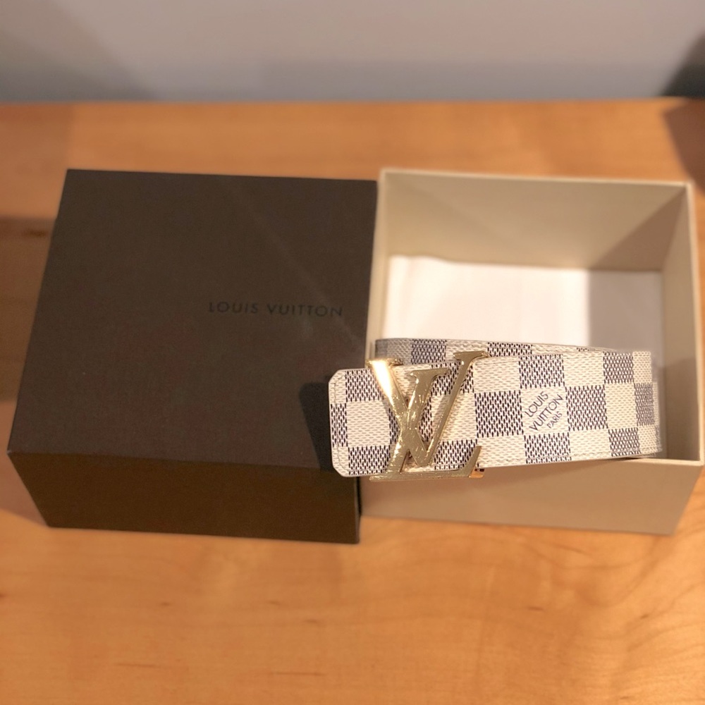 Gorgeous ALMOST new Louis Vuitton white, black, & gray belt with gold emblem✨✨✨